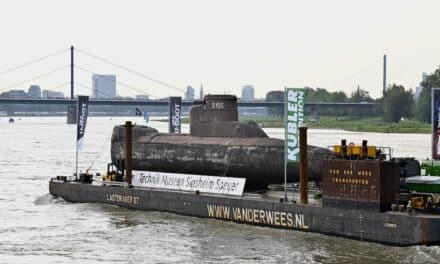 Historisches U‑Boot wurde von der Feuerwehr mit Wasserfontänen begrüßt