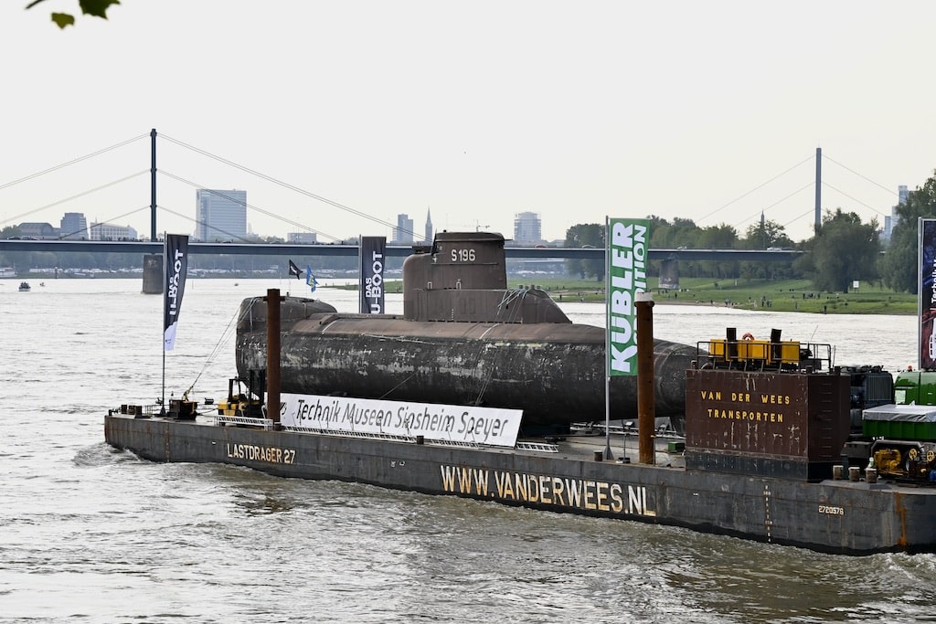 Das U-Boot U 17 passiert Düsseldorf Foto: LOKALBÜRO