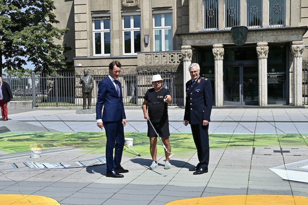 Ministerpräsident Hendrik Wüst, der Künstler Gregor Wosik und Brigadegeneral Alfred Marstaller Foto: LOKALBÜRO
