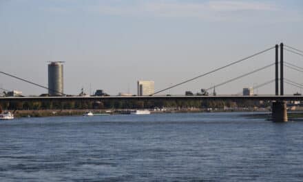 Arbeiten für neue Verkehrsführung für Fußgänger und Radfahrer an der Theodor-Heuss-Brücke beginnen