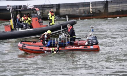 Rettungstaucher-Lehrgang der Feuerwehr simuliert Personenrettung im Rhein