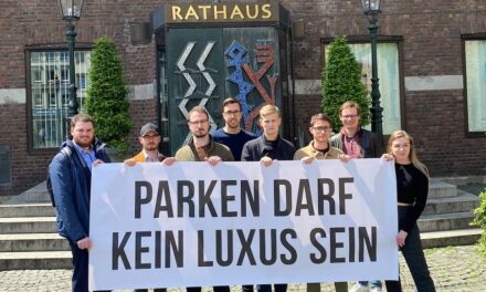 Parken darf kein Luxus sein – Protestaktion vor dem Rathaus