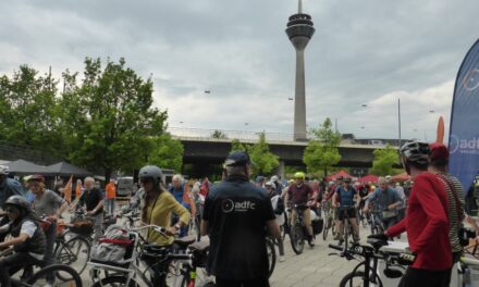 Rund 2.000 Radbegeisterte forderten in Düsseldorf die Einhaltung des Klimaziels 1,5°