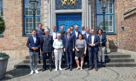 Mitglieder des Verteidigungsausschusses des Deutschen Bundestags besuchen Düsseldorf