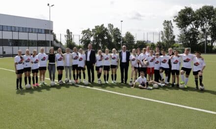 Anpfiff für den Fußballsport auf dem Dach des Schwimmbad-Parkdecks Rheinblick 741