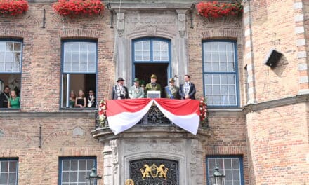 Feierliche Investitur des Schützenkönigs auf dem Rathausbalkon