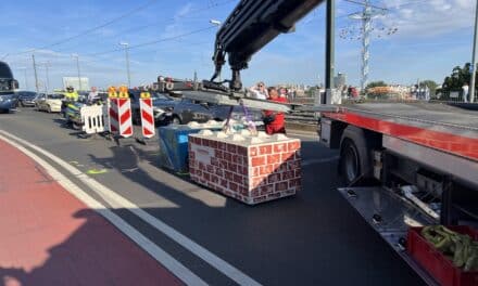 Busse fuhren sich auf der Oberkasseler Brücke fest