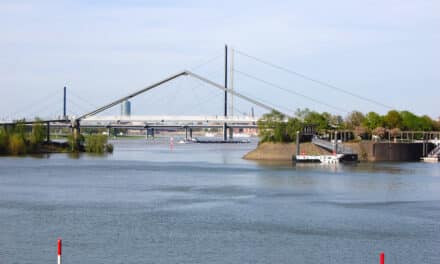 Fuß- und Radwegbrücke über Hafeneinfahrt gesperrt