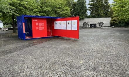 “#StolenMemory”: Mahn- und Gedenkstätte zeigt Wanderausstellung auf dem Reeser Platz