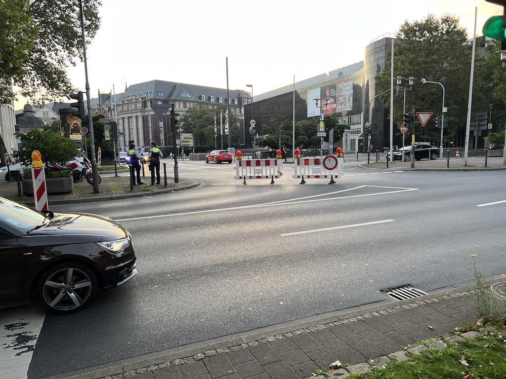 Verboten linksabbiegen Richtung Grabbeplatz Foto: LOKALBÜRO