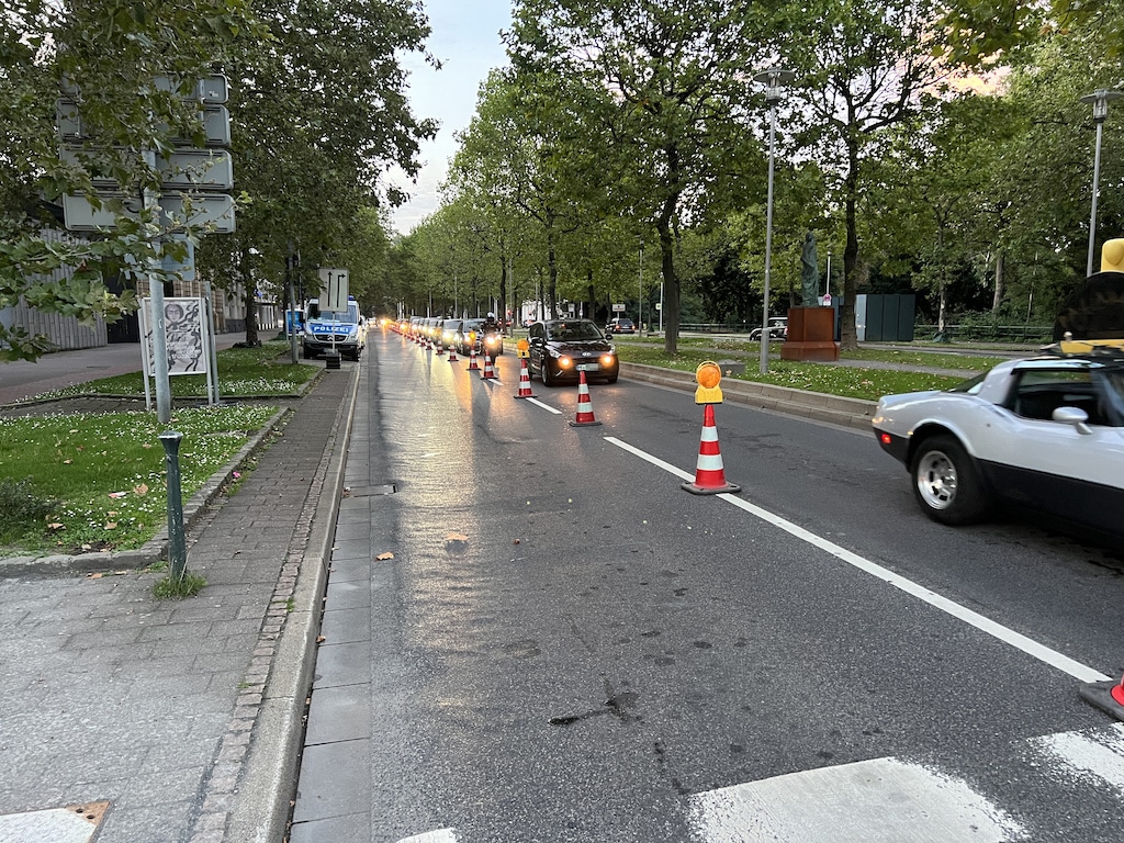 Heinrich-Heine-Allee Richtung Carsch Haus nur eine Spur nutzbar Foto: LOKALBÜRO