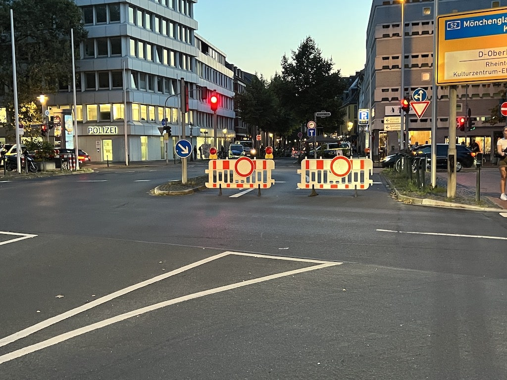 Sperrung Richtung Stadt und Ratinger am Ratinger Tor Foto: LOKALBÜRO