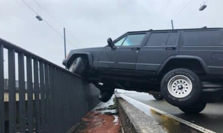 Auto landet auf Brückengeländer