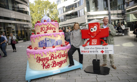 Kö-Bogen feiert zehnjähriges Jubiläum mit großer Spendenaktion für Initiative Herzwerk
