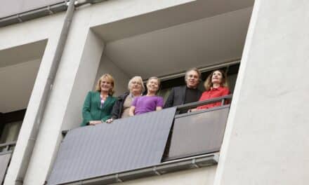 Erste geförderte Balkonsolaranlage für Haushalte mit geringem Einkommen installiert