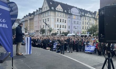 Mehrere Hundert Bürger beten vor der Jüdischen Synagoge