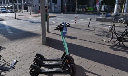 E‑Scooter-Fahrer von Pkw erfasst — Schwer verletzt