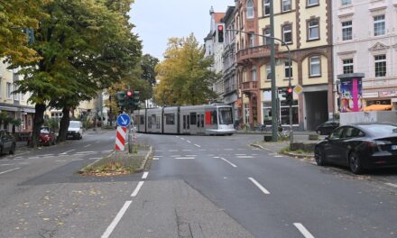 Neue Ampelanlage für Fußverkehr und ÖPNV-Beschleunigung an der Moltkestraße