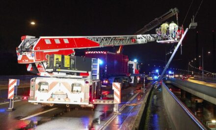 Schwerer Verkehrsunfall auf der Rheinkniebrücke in Düsseldorf