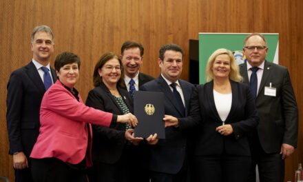 Innenministerin Faeser, Arbeitsminister Heil und Stadtdirektor Hintzsche unterzeichnen Menschenrechtserklärung für die UEFA EURO 2024