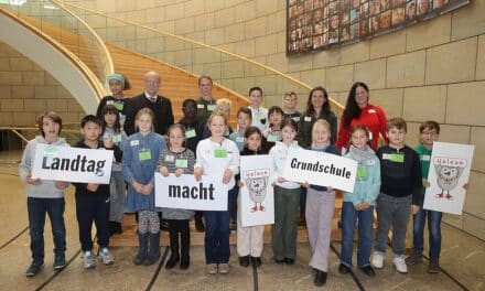 Grundschule Garather Straße aus Düsseldorf beim Aktionstag „Landtag macht Grundschule“