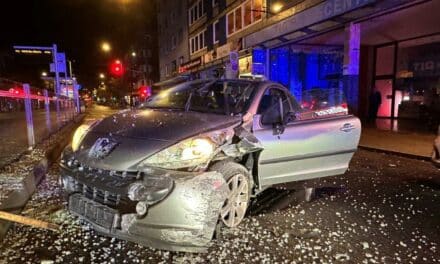 Betrunkene Frau fährt in Rheinbahnhaltestelle