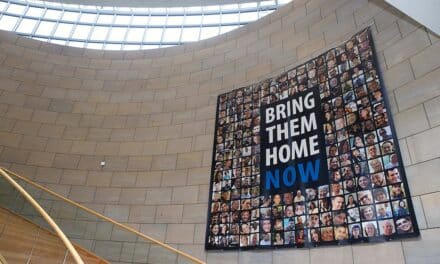 Großplakat im Landtag zeigt israelische Geiseln der Hamas