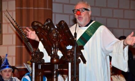 Bunte Vielfalt in St. Peter: Karnevalsgottesdienst mit Willibert Pauels und den Swinging Funfares