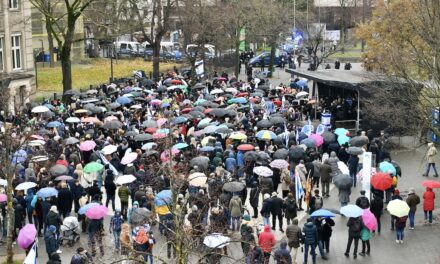 1800 Menschen setzen in Düsseldorf ein Zeichen für Frieden und Solidarität