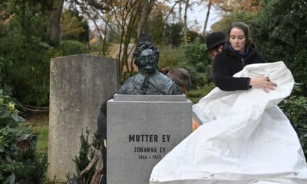 Ein neuer Mutter Ey-Grabstein — Eine Hommage an eine Düsseldorfer Ikone