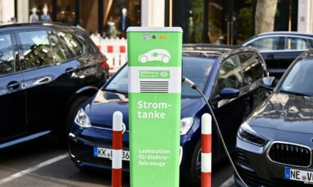 Über 500 Verwarnungen bei Schwerpunktkontrollen an E‑Ladesäulen in Düsseldorf