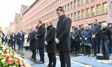 “Gedenken an die Pogromnacht: Kranzniederlegung an ehemaliger Düsseldorfer Synagoge”
