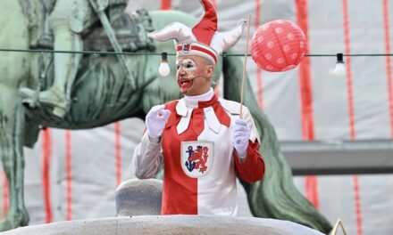 Düsseldorfer Narren starten fulminant in die Karnevalssession: Hoppeditz Tom Bauer erwacht zum 17. Mal!