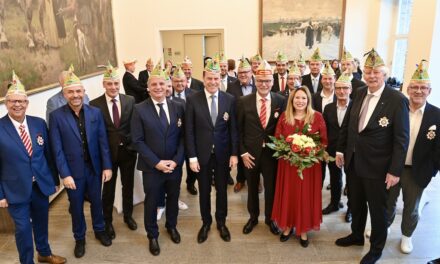 “Festlicher Auftakt zur närrischen Session: Prinzenempfang im Rathaus mit Prinz Uwe I. und Venetia Melanie”