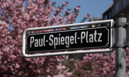 Paul-Spiegel-Platz bekommt Straßenschild in hebräischer Schrift