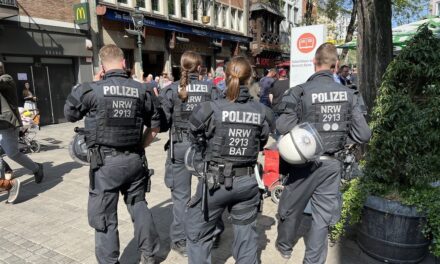 Versuchter Raub in der Altstadt — Trio überfällt 59-Jährigen — Polizei fahndet und sucht Zeugen