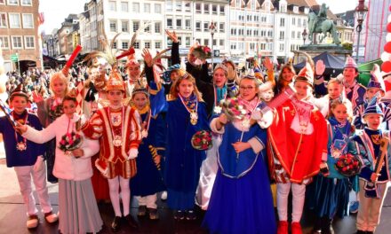 Farbenfrohe Hoppeditz-Show begeistert kleine Jecken vor dem Rathaus