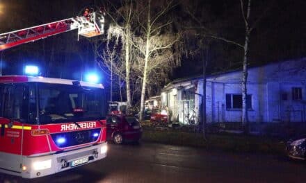 Großeinsatz der Feuerwehr Düsseldorf: Brand in Gewerbeobjekt erfolgreich gelöscht