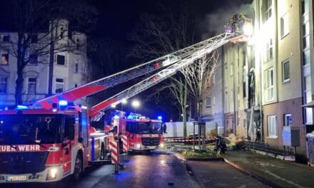 Großbrand in Düsseldorfer Industriestraße: Mehrfamilienhaus steht in Flammen