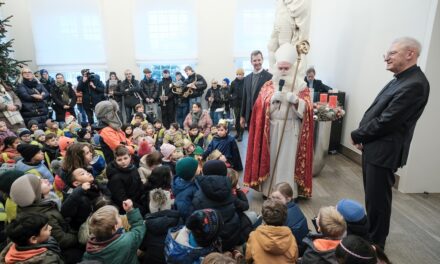 Ein unvergesslicher Besuch im Rathaus: Der Nikolaus begeistert Kinder und Bürgermeister Josef Hinkel
