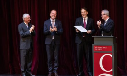 Prof. Dr. Dieter H. Vogel wird Ehrenmitglied der Deutschen Oper am Rhein