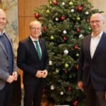 Adventskranz und Weihnachtsbäume als Zeichen der Hoffnung