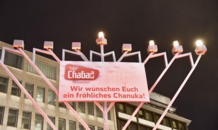 Chanukka-Festlichkeit auf dem Grabbeplatz in Düsseldorf