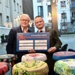 Kunststühle für UNICEF versteigert: 100.000 Euro für UNICEF-Projekt “Ukraine-Hilfe für notleidende Kinder”