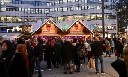 Friedliche Vorweihnachtsfreude: Düsseldorfer Innenstadt zieht Massen an — Beeindruckende Sicherheitsmaßnahmen sichern besinnliche Stimmung