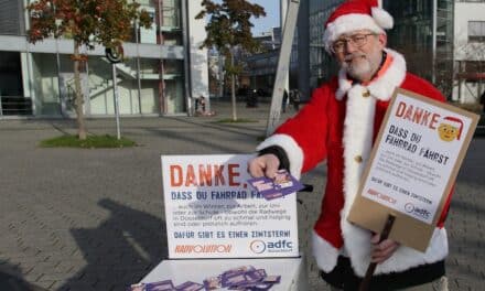 “Danke, dass du Fahrrad fährst!” – ADFC verteilt Zimtsterne an Radfahrende in Düsseldorf