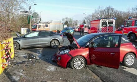 Schwerer Verkehrsunfall auf der Brücke: 75-jährige Autofahrerin nach Kollision verstorben