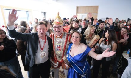 “Karneval goes Schule”: Prinzenpaar zieht durch die Landeshauptstadt