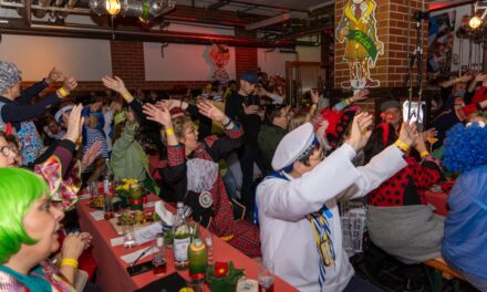 Hoppediz-Wache begeistert mit karnevalistischem Gemüse-Abend in der Brauerei Schumacher