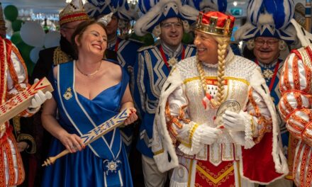 “Majestätische Rheinreise: Die närrische Schiffstour der Weissfräcke Düsseldorf begeistert seit 40 Jahren Karnevalsfreunde mit königlichem Flair und festlichem Ambiente!”